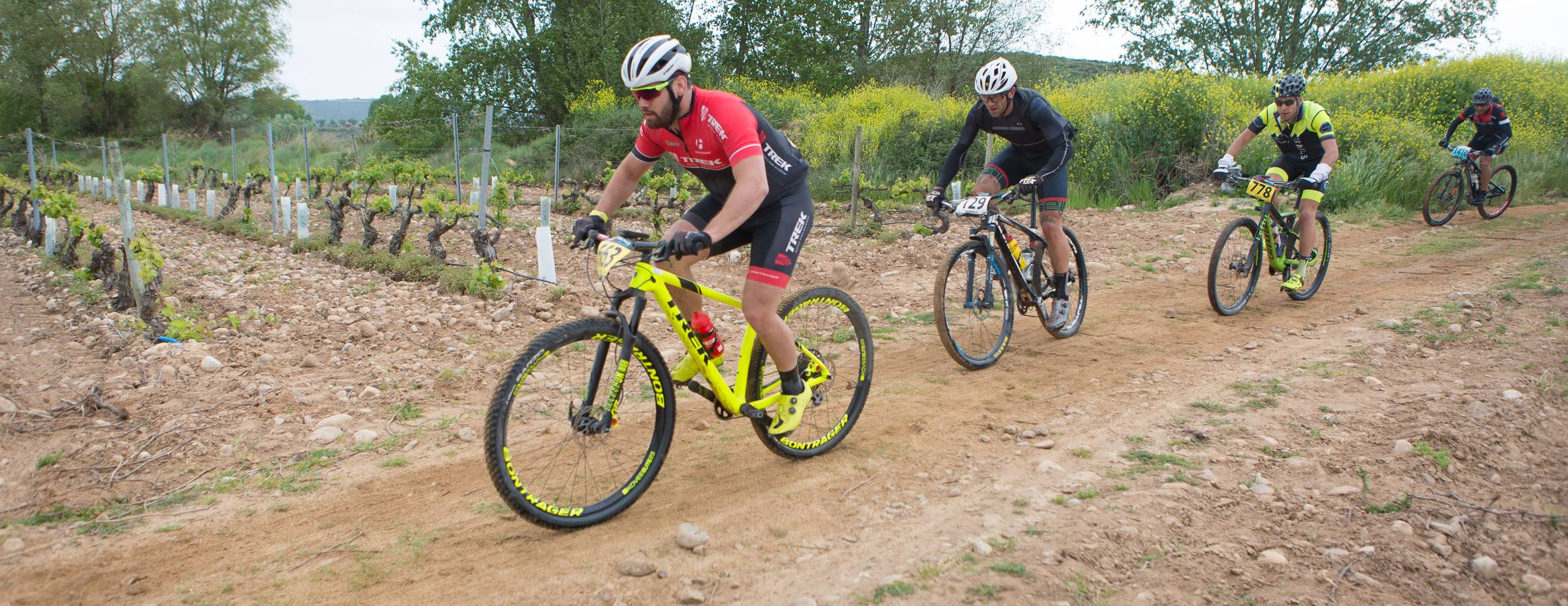 Los ciclistas, a su paso por Entrena.