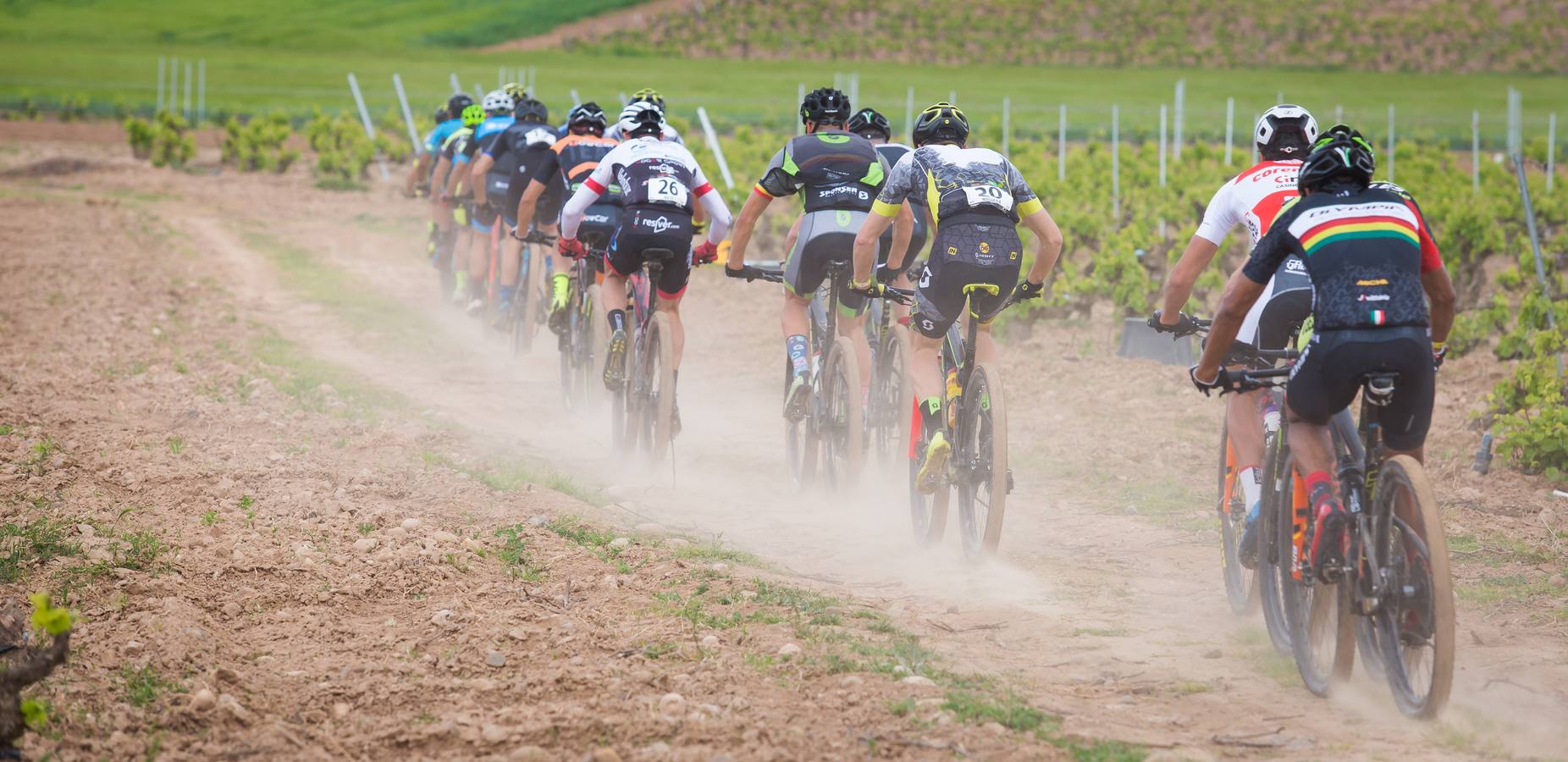 Los ciclistas, a su paso por Entrena.