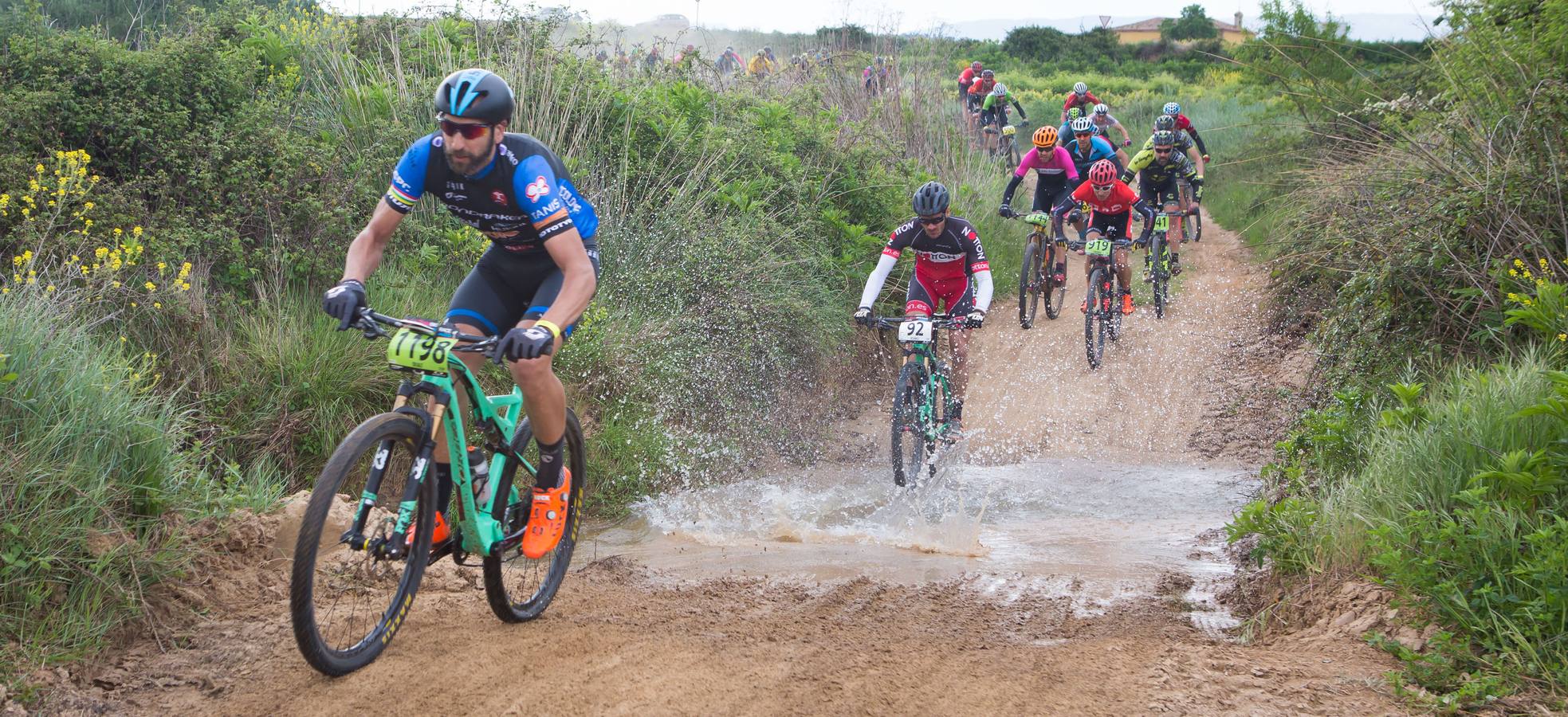 Los ciclistas, a su paso por Entrena.