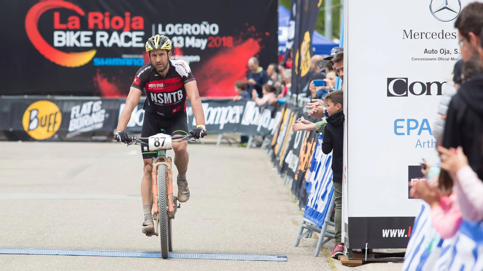 Los ganadores de la carrera ciclista, en la meta.