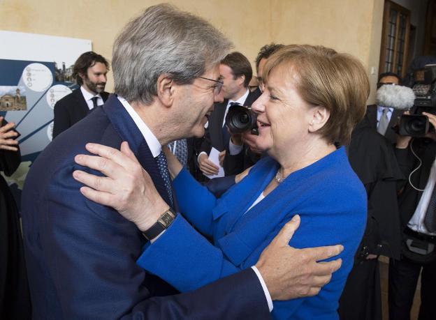 El primer ministro de Italia en funciones, Paolo Gentiloni, recibe a Merkel a su llegada a Asís. :: efe
