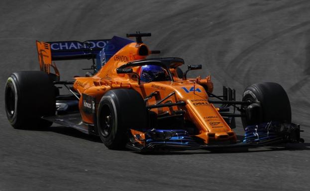 El McLaren de Fernando Alonso, rodando sobre el trazado de Montmeló. 