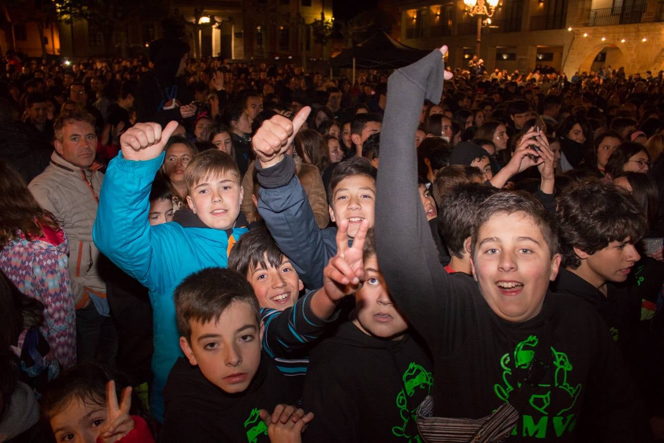 Efecto pasillo ofreció un concierto en la medianoche del sábado, en la plaza de España de Santo Domingo de la Calzada