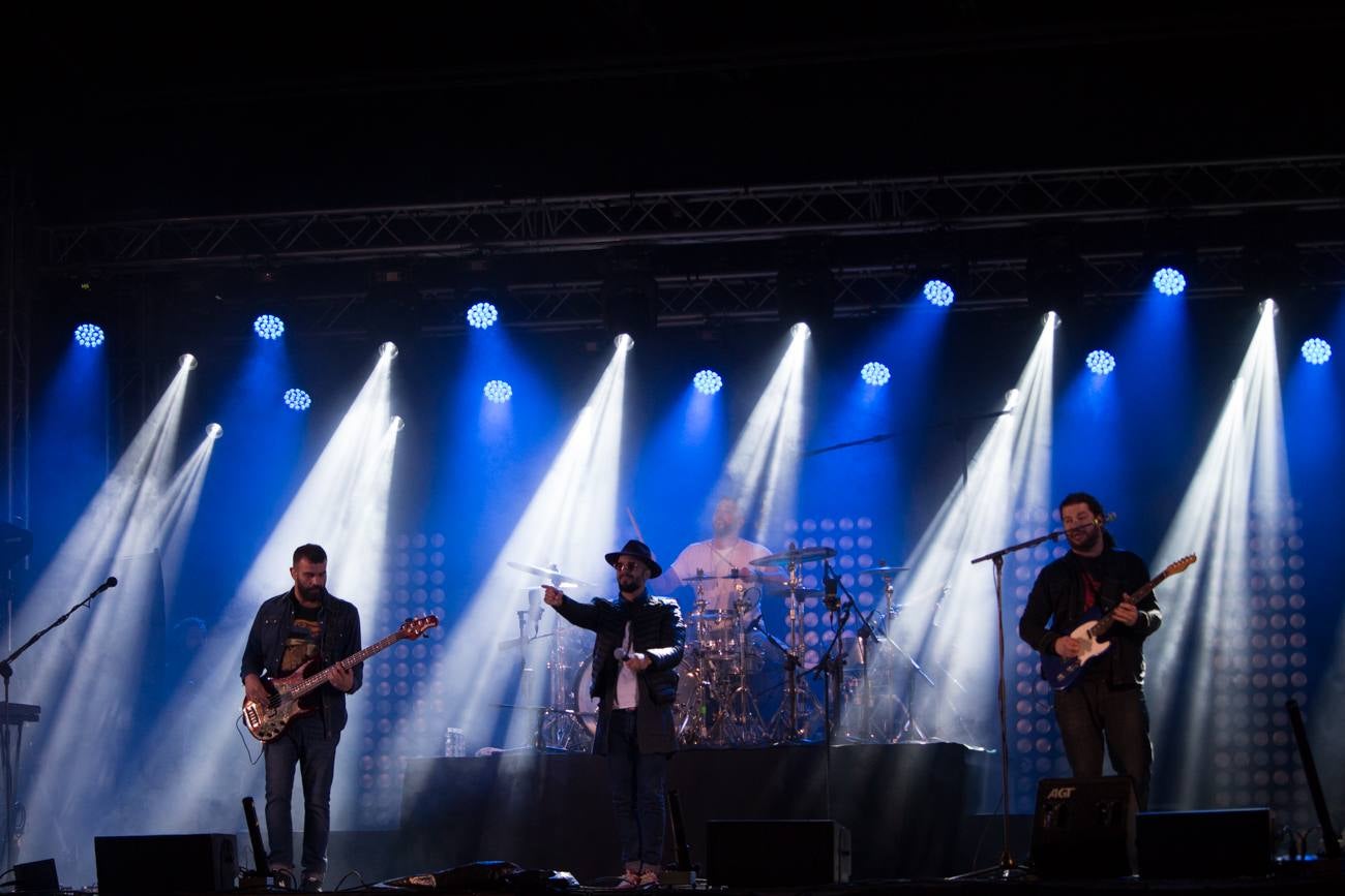 Efecto pasillo ofreció un concierto en la medianoche del sábado, en la plaza de España de Santo Domingo de la Calzada