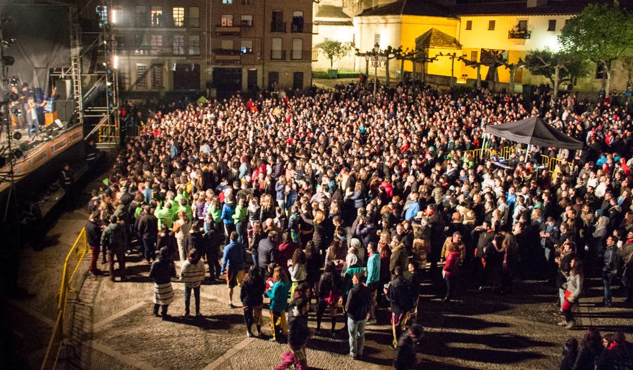 Efecto pasillo ofreció un concierto en la medianoche del sábado, en la plaza de España de Santo Domingo de la Calzada