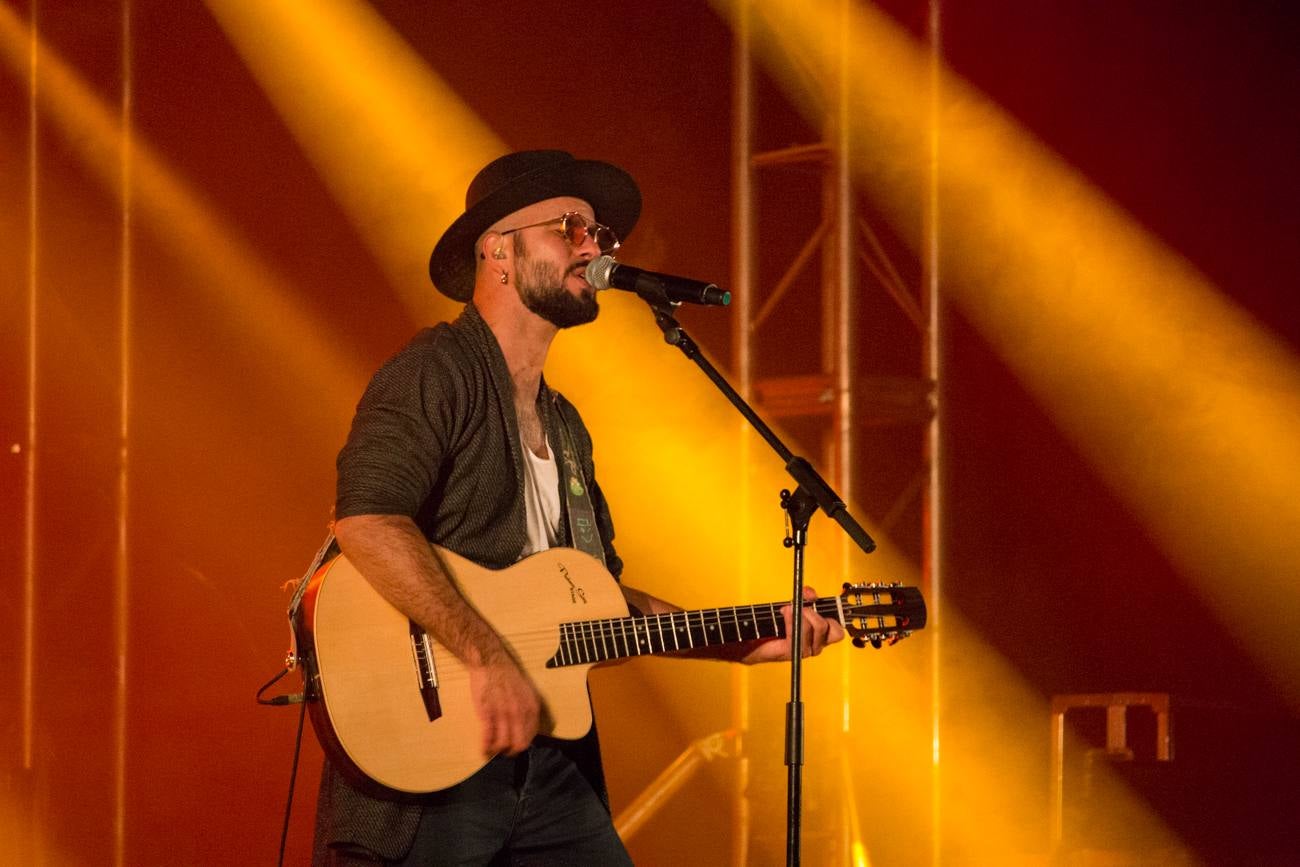 Efecto pasillo ofreció un concierto en la medianoche del sábado, en la plaza de España de Santo Domingo de la Calzada