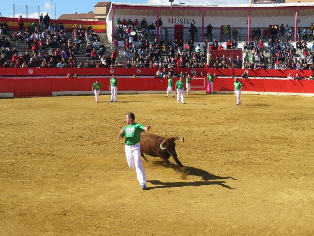 La exhibición del grupo Recortadores Veteranos recaudó fondos a favor de la AECC. :: E.P.