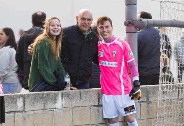 Fermín Sobrón, ayer uno de los mejores, al final del partido con su familia. :: fernando díaz