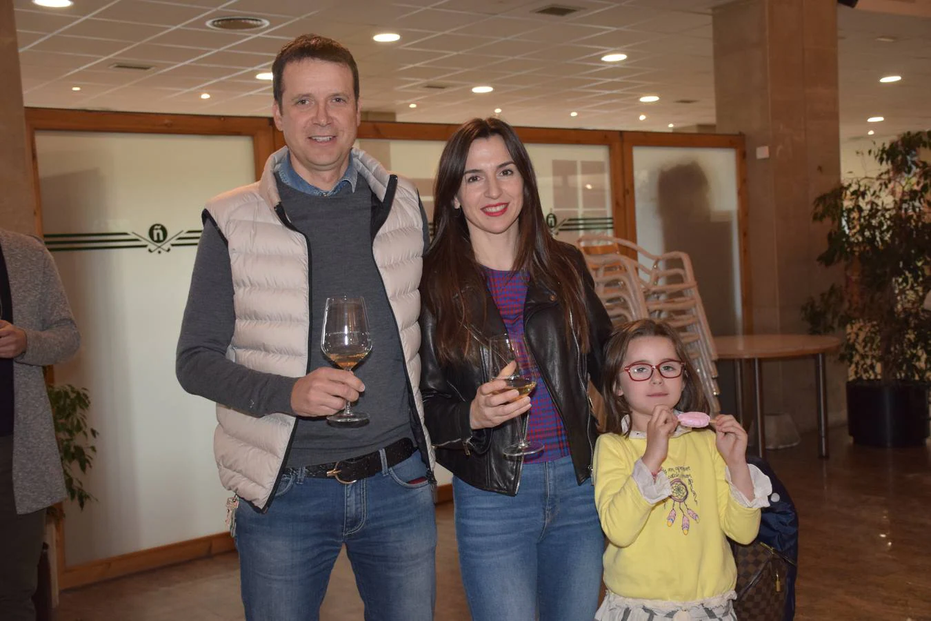 Los asistentes disfrutaron tras la jornada de juego de la cata de dos vinos de Bodegas Perica.