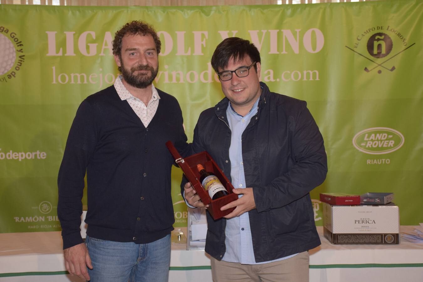 Los ganadores del torneo de la LIga de Golf y Vino recibieron sus premios.