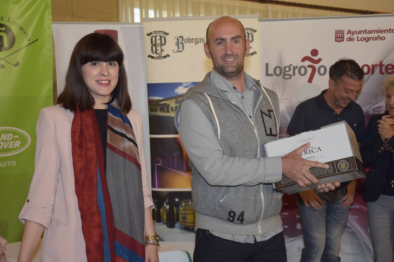 Los ganadores del torneo de la LIga de Golf y Vino recibieron sus premios.