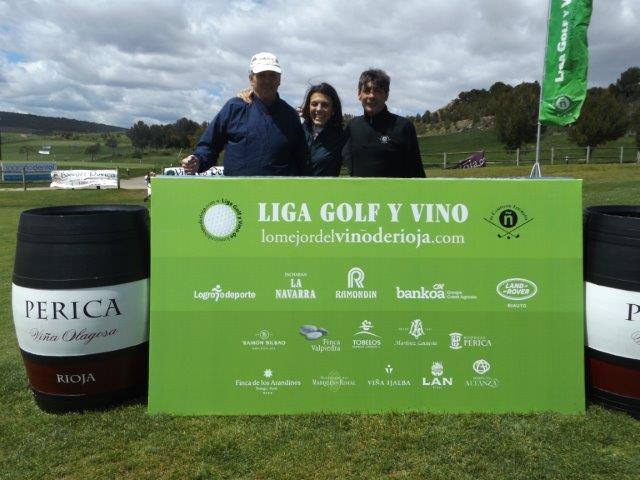 Los participantes en el Torneo Bodegas Perica, de la Liga de Golf y Vino de lomejordelvinoderioja.com, preparados para el juego.