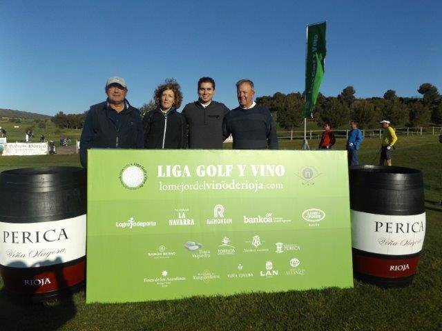 Los participantes en el Torneo Bodegas Perica, de la Liga de Golf y Vino de lomejordelvinoderioja.com, preparados para el juego.