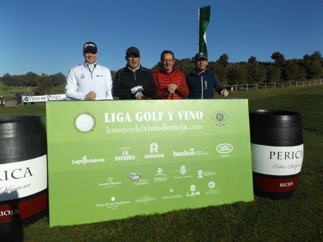 Los participantes en el Torneo Bodegas Perica, de la Liga de Golf y Vino de lomejordelvinoderioja.com, preparados para el juego.