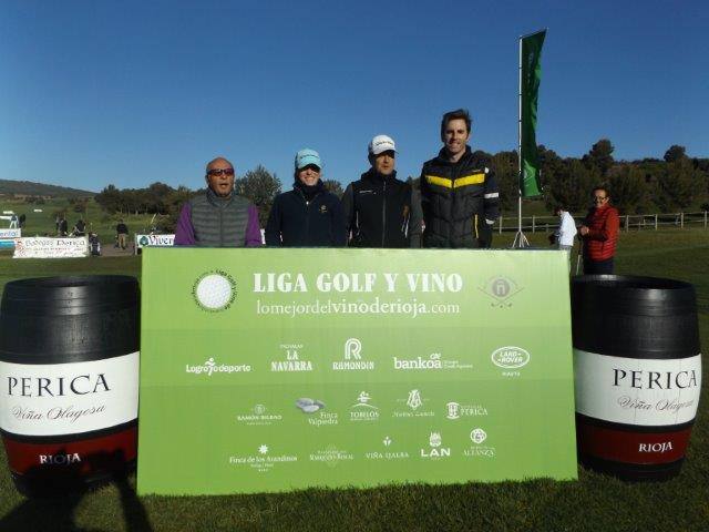 Los participantes en el Torneo Bodegas Perica, de la Liga de Golf y Vino de lomejordelvinoderioja.com, preparados para el juego.