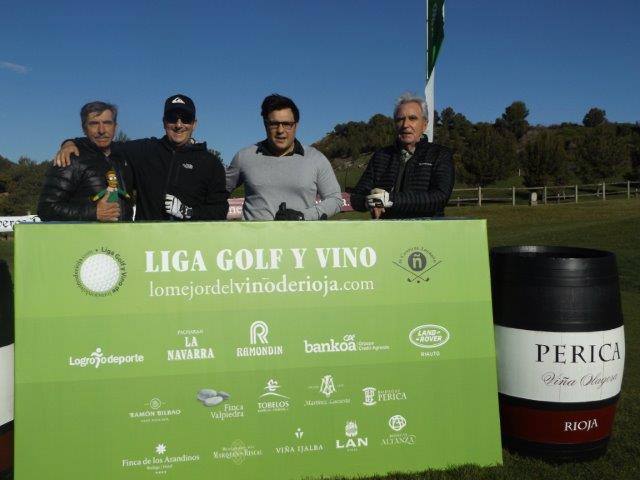 Los participantes en el Torneo Bodegas Perica, de la Liga de Golf y Vino de lomejordelvinoderioja.com, preparados para el juego.
