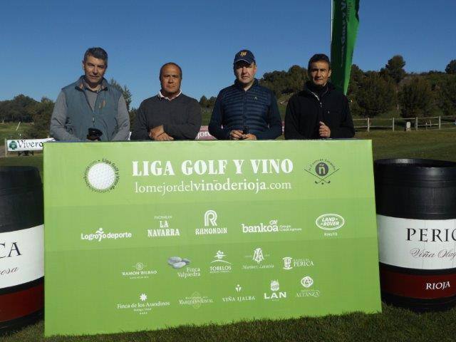Los participantes en el Torneo Bodegas Perica, de la Liga de Golf y Vino de lomejordelvinoderioja.com, preparados para el juego.