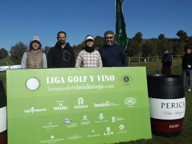 Los participantes en el Torneo Bodegas Perica, de la Liga de Golf y Vino de lomejordelvinoderioja.com, preparados para el juego.