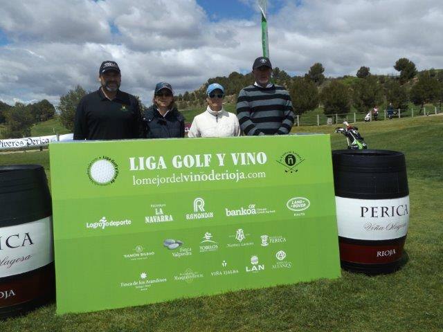 Los participantes en el Torneo Bodegas Perica, de la Liga de Golf y Vino de lomejordelvinoderioja.com, preparados para el juego.