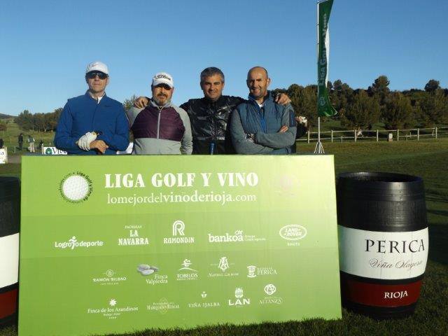 Los participantes en el Torneo Bodegas Perica, de la Liga de Golf y Vino de lomejordelvinoderioja.com, preparados para el juego.