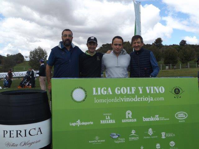 Los participantes en el Torneo Bodegas Perica, de la Liga de Golf y Vino de lomejordelvinoderioja.com, preparados para el juego.