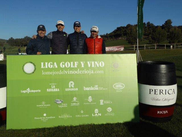 Los participantes en el Torneo Bodegas Perica, de la Liga de Golf y Vino de lomejordelvinoderioja.com, preparados para el juego.