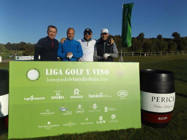 Los participantes en el Torneo Bodegas Perica, de la Liga de Golf y Vino de lomejordelvinoderioja.com, preparados para el juego.