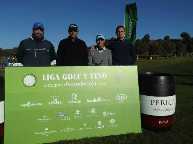 Los participantes en el Torneo Bodegas Perica, de la Liga de Golf y Vino de lomejordelvinoderioja.com, preparados para el juego.