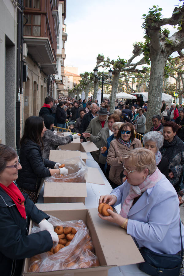 La úlltima jornada de las fiestas de Santo Domingo esuvieron marcadas por la procesión de San Isidro y por elreparto de rosquillas y moscatel a cargo del Ayuntamiento.