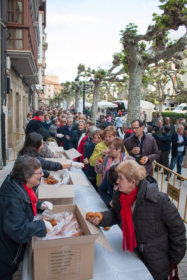 La úlltima jornada de las fiestas de Santo Domingo esuvieron marcadas por la procesión de San Isidro y por elreparto de rosquillas y moscatel a cargo del Ayuntamiento.