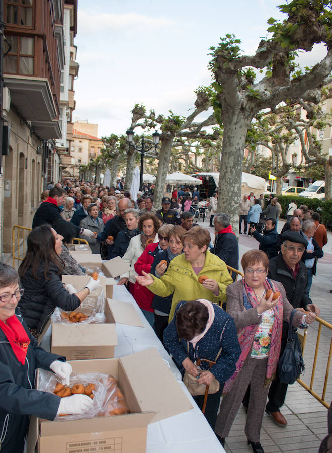 La úlltima jornada de las fiestas de Santo Domingo esuvieron marcadas por la procesión de San Isidro y por elreparto de rosquillas y moscatel a cargo del Ayuntamiento.