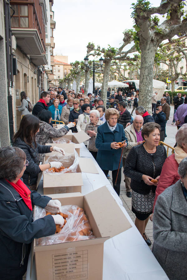 La úlltima jornada de las fiestas de Santo Domingo esuvieron marcadas por la procesión de San Isidro y por elreparto de rosquillas y moscatel a cargo del Ayuntamiento.