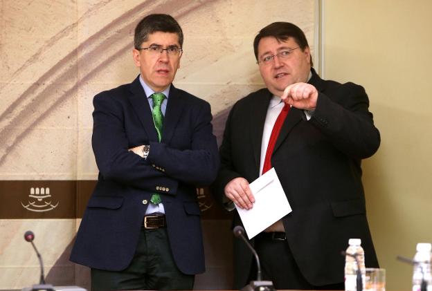 Carlos Vidal junto al letrado del Parlamento ayer al inicio de su comparecencia. :: juan marín
