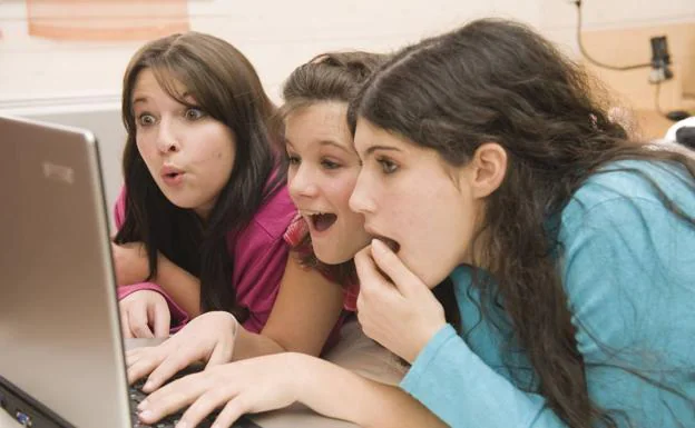 Adolescentes navegando por internet.