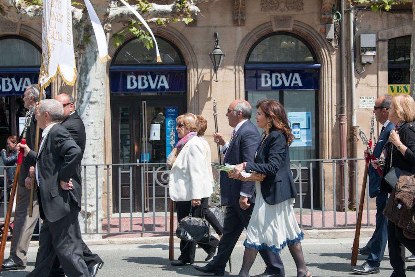 La úlltima jornada de las fiestas de Santo Domingo esuvieron marcadas por la procesión de San Isidro y por elreparto de rosquillas y moscatel a cargo del Ayuntamiento.