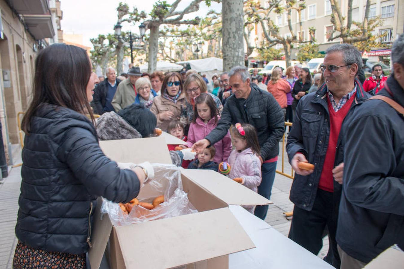 La úlltima jornada de las fiestas de Santo Domingo esuvieron marcadas por la procesión de San Isidro y por elreparto de rosquillas y moscatel a cargo del Ayuntamiento.