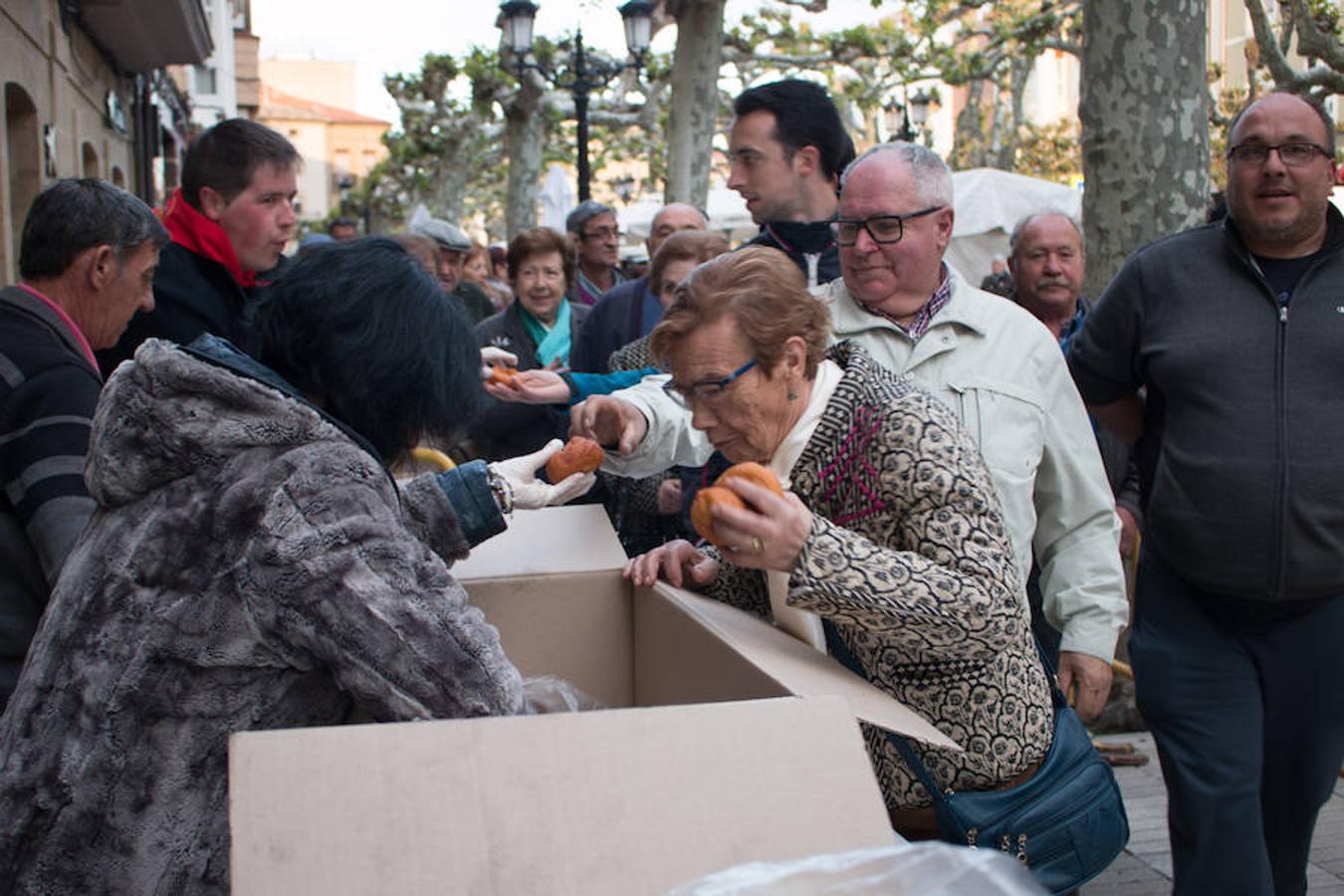 La úlltima jornada de las fiestas de Santo Domingo esuvieron marcadas por la procesión de San Isidro y por elreparto de rosquillas y moscatel a cargo del Ayuntamiento.