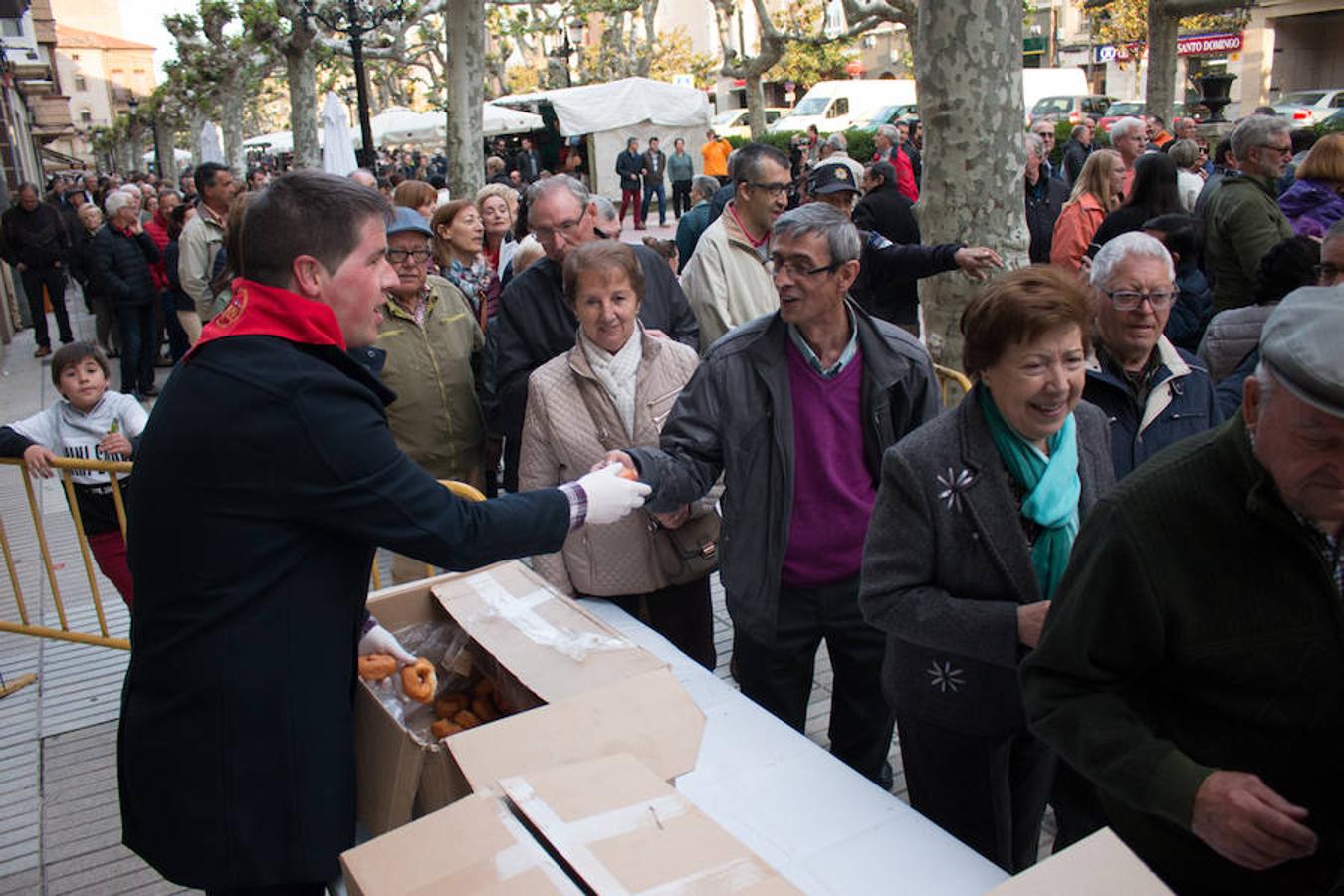 La úlltima jornada de las fiestas de Santo Domingo esuvieron marcadas por la procesión de San Isidro y por elreparto de rosquillas y moscatel a cargo del Ayuntamiento.