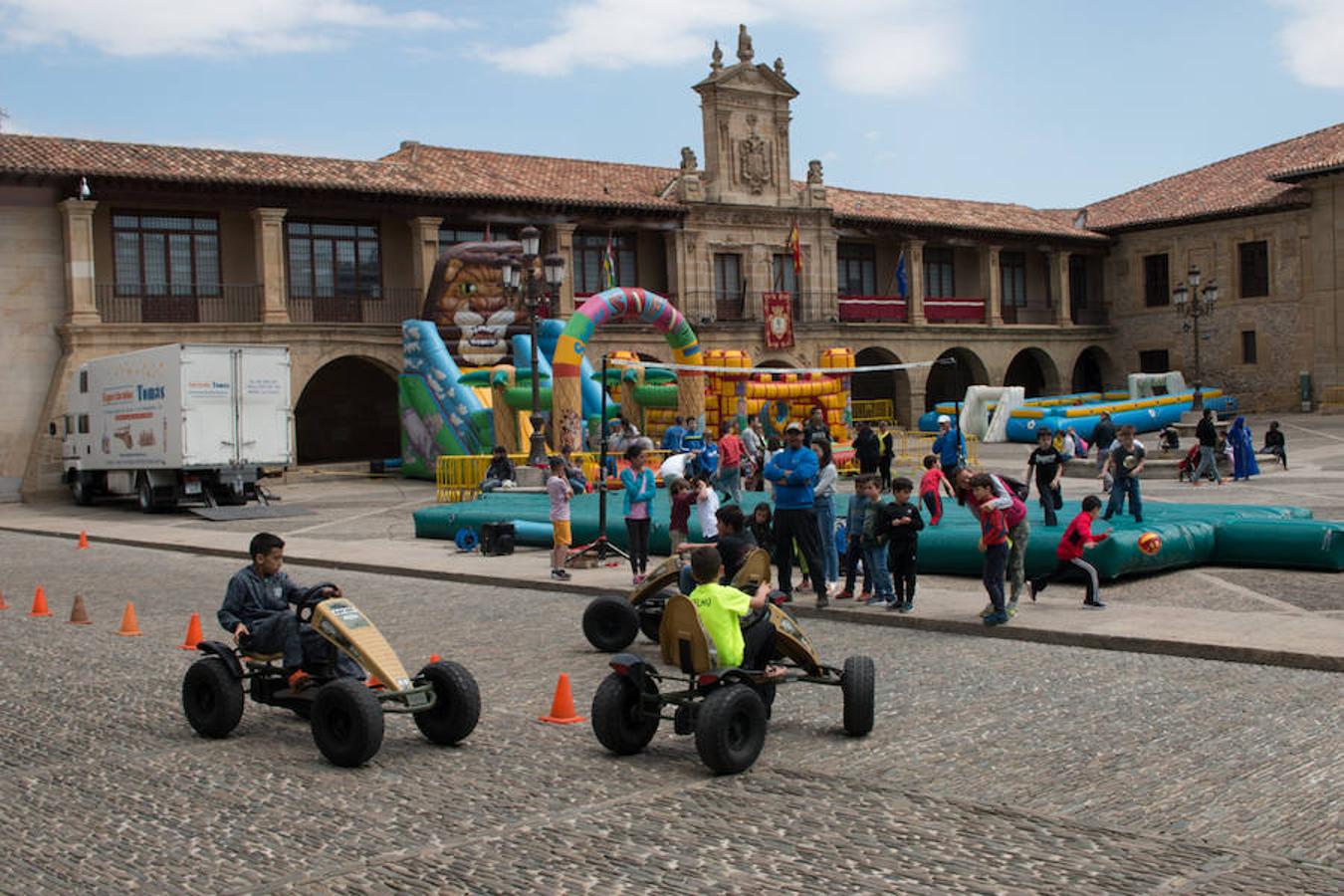 La úlltima jornada de las fiestas de Santo Domingo esuvieron marcadas por la procesión de San Isidro y por elreparto de rosquillas y moscatel a cargo del Ayuntamiento.