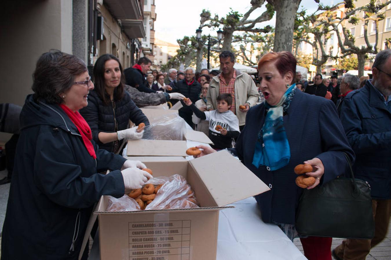 La úlltima jornada de las fiestas de Santo Domingo esuvieron marcadas por la procesión de San Isidro y por elreparto de rosquillas y moscatel a cargo del Ayuntamiento.