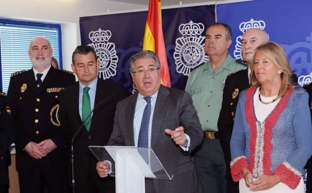 El ministro del Interior, Juan Ignacio Zoido, acompañado del delegado del Gobierno en Andalucía, Antonio Sanz (2i), de la alcaldesa de Marbella (Málaga), Ángeles Muñoz, y mandos de la Guardia Civil y la Policía Nacional. 