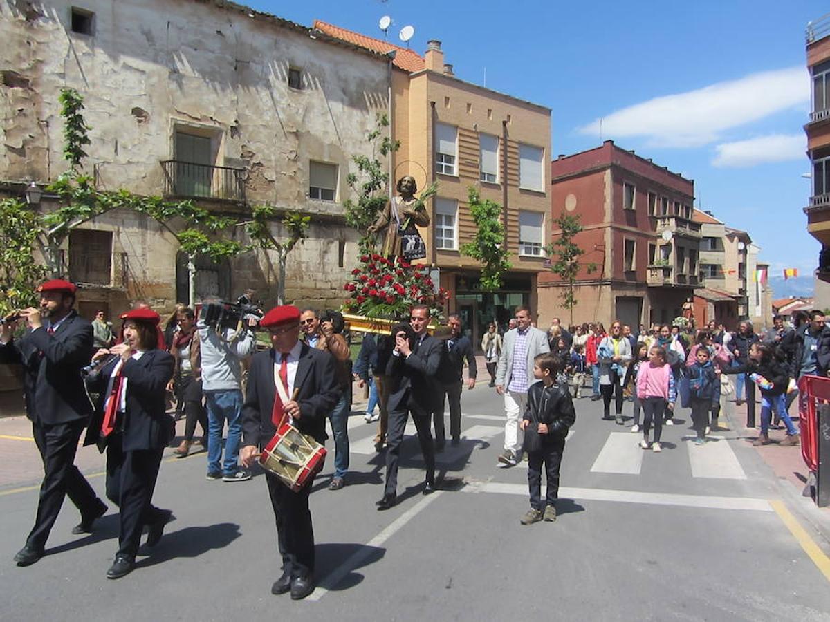 Imágenes correspondientes la procesión de San Isidro en el último día de las fiestas de Villamediana de Iregua. Los vecinos han participado de la tradición de honrar al patrón de los agricultores. 