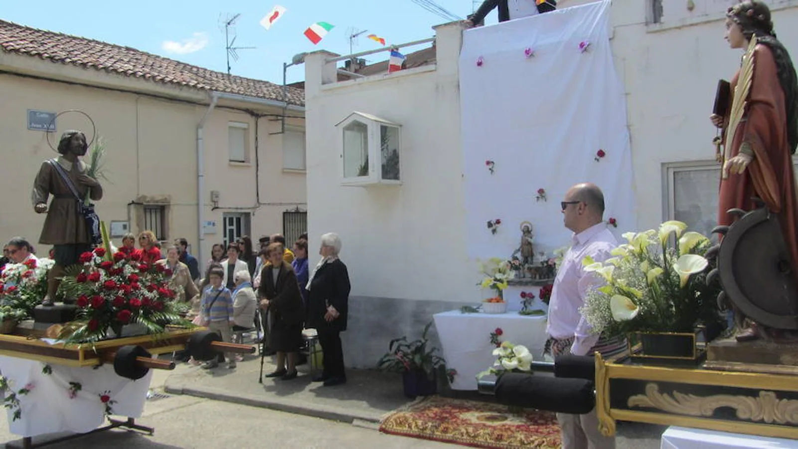 Imágenes correspondientes la procesión de San Isidro en el último día de las fiestas de Villamediana de Iregua. Los vecinos han participado de la tradición de honrar al patrón de los agricultores. 