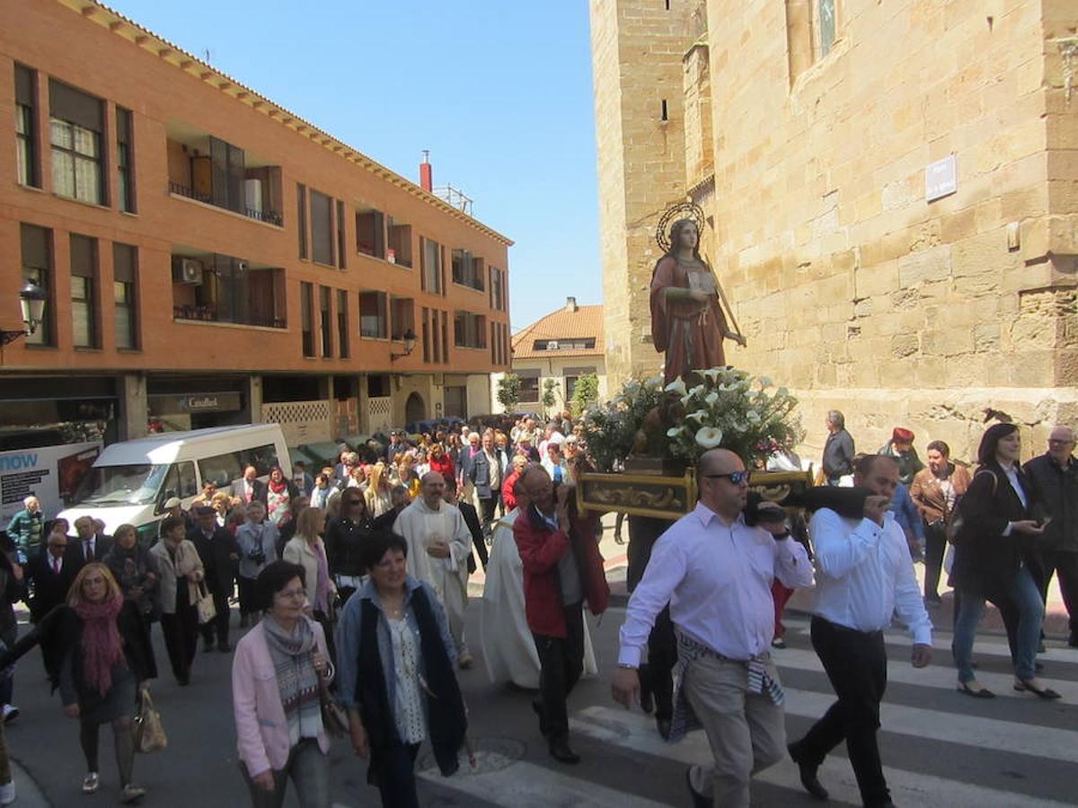 Imágenes correspondientes la procesión de San Isidro en el último día de las fiestas de Villamediana de Iregua. Los vecinos han participado de la tradición de honrar al patrón de los agricultores. 