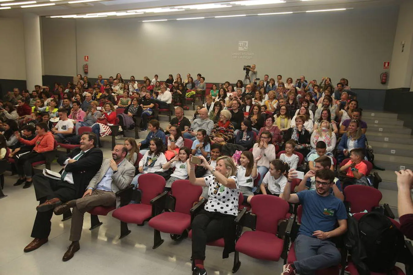 Unos 70 escolares han participado hoy en la VI Conferencia Ambiental Escolar Confint Rioja dentro del protrama Centros Educativos Hacia la Sostenibilidad (CEHS), promovido por las Consejerías de Agricultura, Ganadería y Medio Ambiente y Educación, Formación y Empleo.