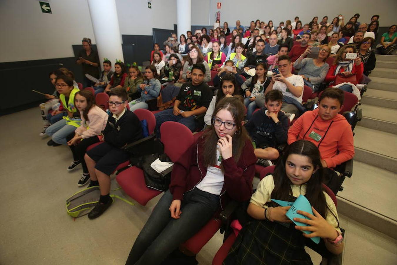 Unos 70 escolares han participado hoy en la VI Conferencia Ambiental Escolar Confint Rioja dentro del protrama Centros Educativos Hacia la Sostenibilidad (CEHS), promovido por las Consejerías de Agricultura, Ganadería y Medio Ambiente y Educación, Formación y Empleo.