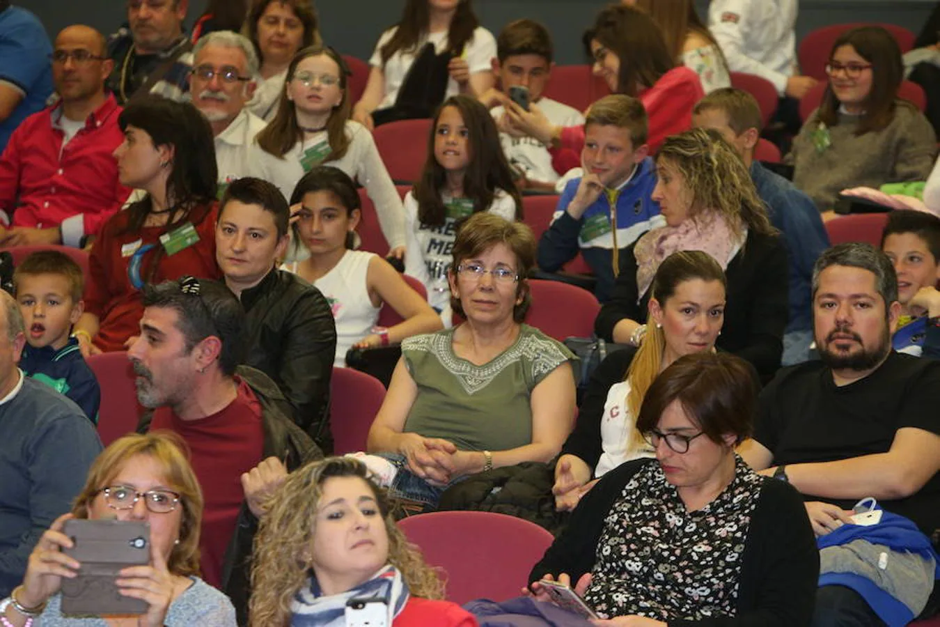 Unos 70 escolares han participado hoy en la VI Conferencia Ambiental Escolar Confint Rioja dentro del protrama Centros Educativos Hacia la Sostenibilidad (CEHS), promovido por las Consejerías de Agricultura, Ganadería y Medio Ambiente y Educación, Formación y Empleo.