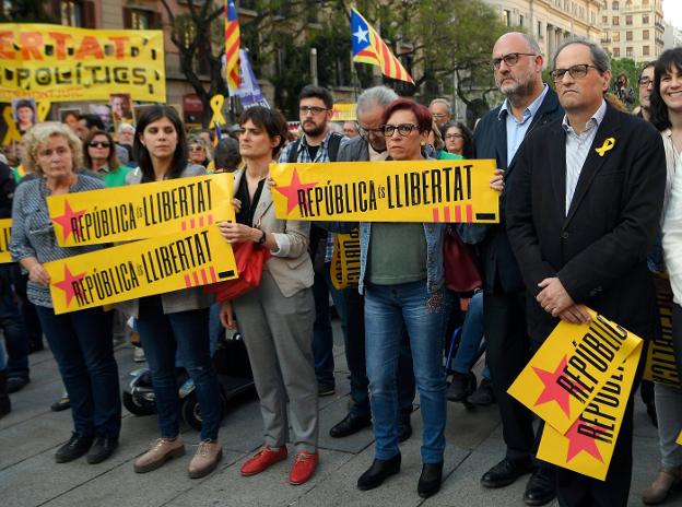 Quim Torra (a la derecha) asistió ayer en Barcelona a una manifestación por la libertad de los dirigentes indepedentistas presos. :: Lluis GENE / afp