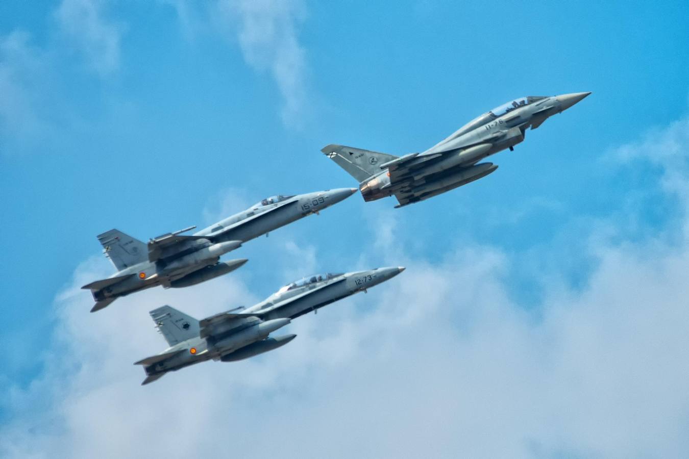 Una quincena de aviones ensayan sobre el cielo de Logroño para el Día de las Fuerzas Armadas