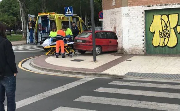 Un herido tras empotrar su coche contra un edificio en la calle Viveros 